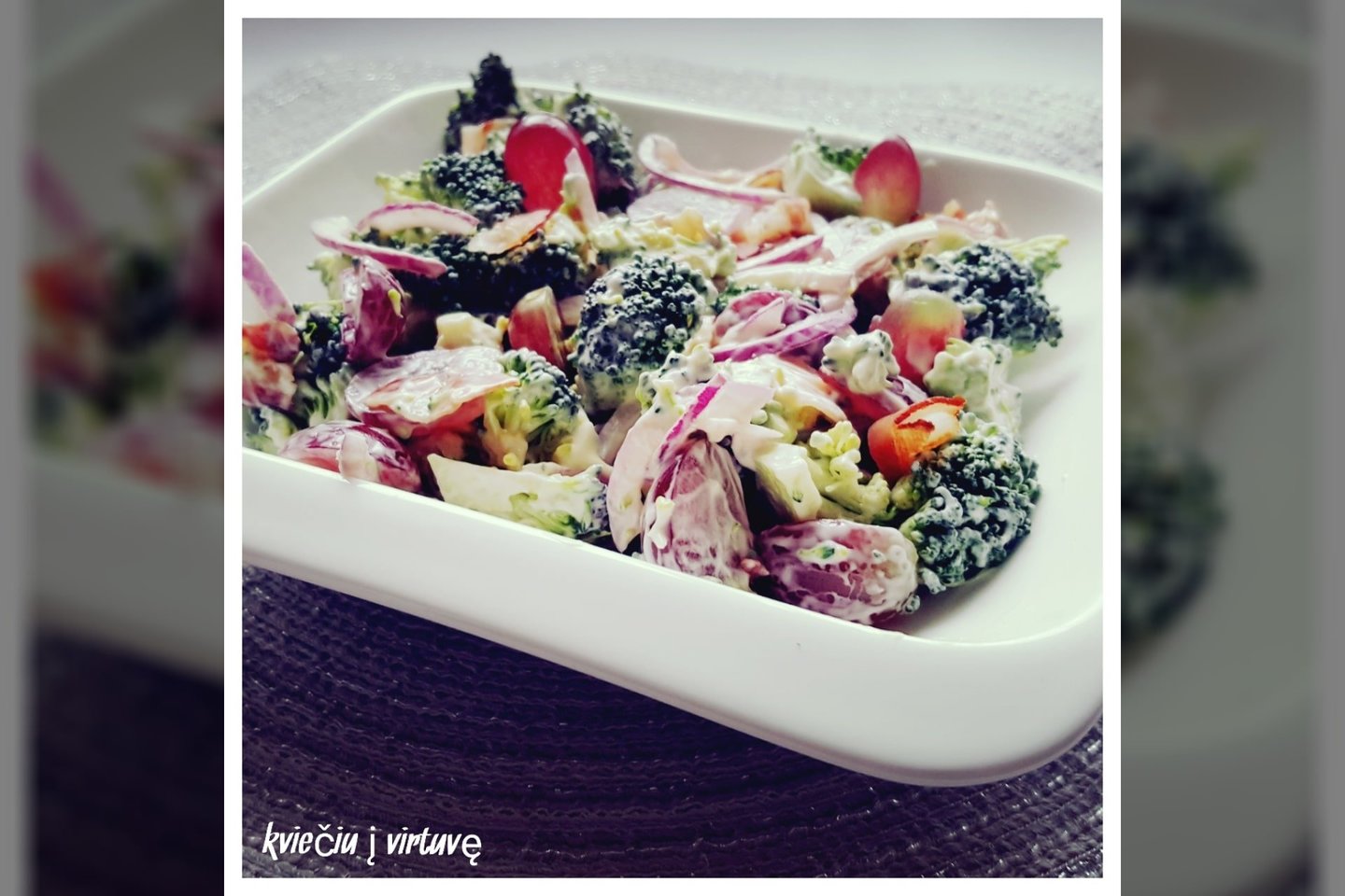 Brokolių salotos su šonine ir vynuogėmis.<br>„Kviečiu į virtuvę“ nuotr.