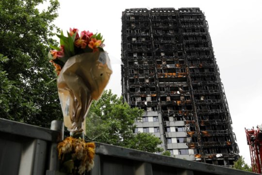 Iš tragiško Londono „Grenfell Tower“ gaisro nepasimokė – apdailos nekeičiamos