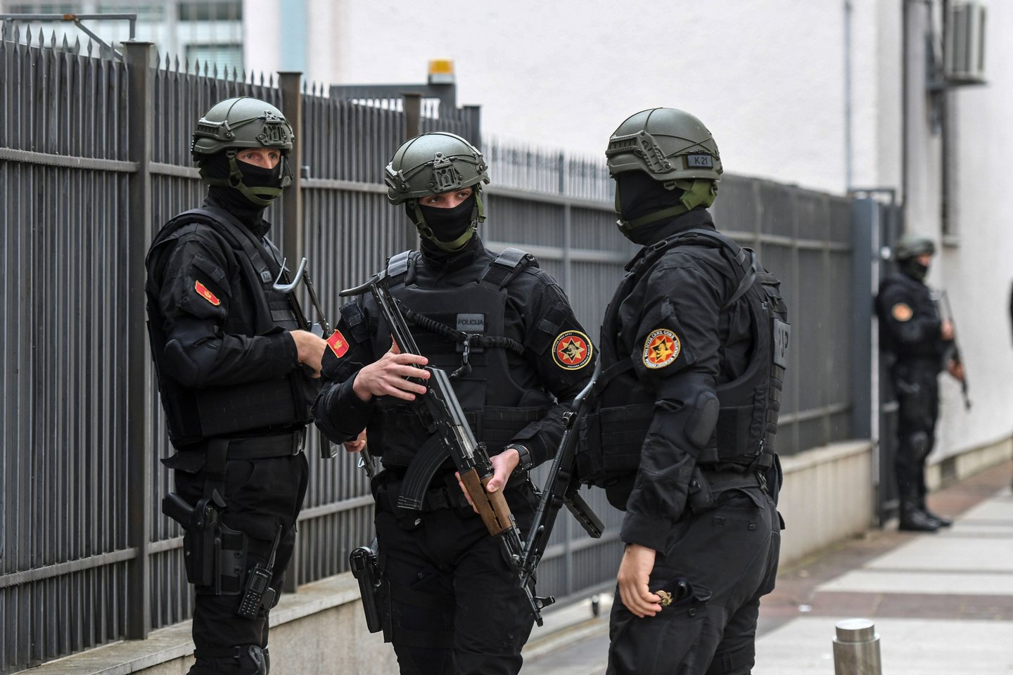 Juodkalnijos pareigūnai saugo teismo pastatą Podgoricoje.<br>AFP/Scanpix nuotr.