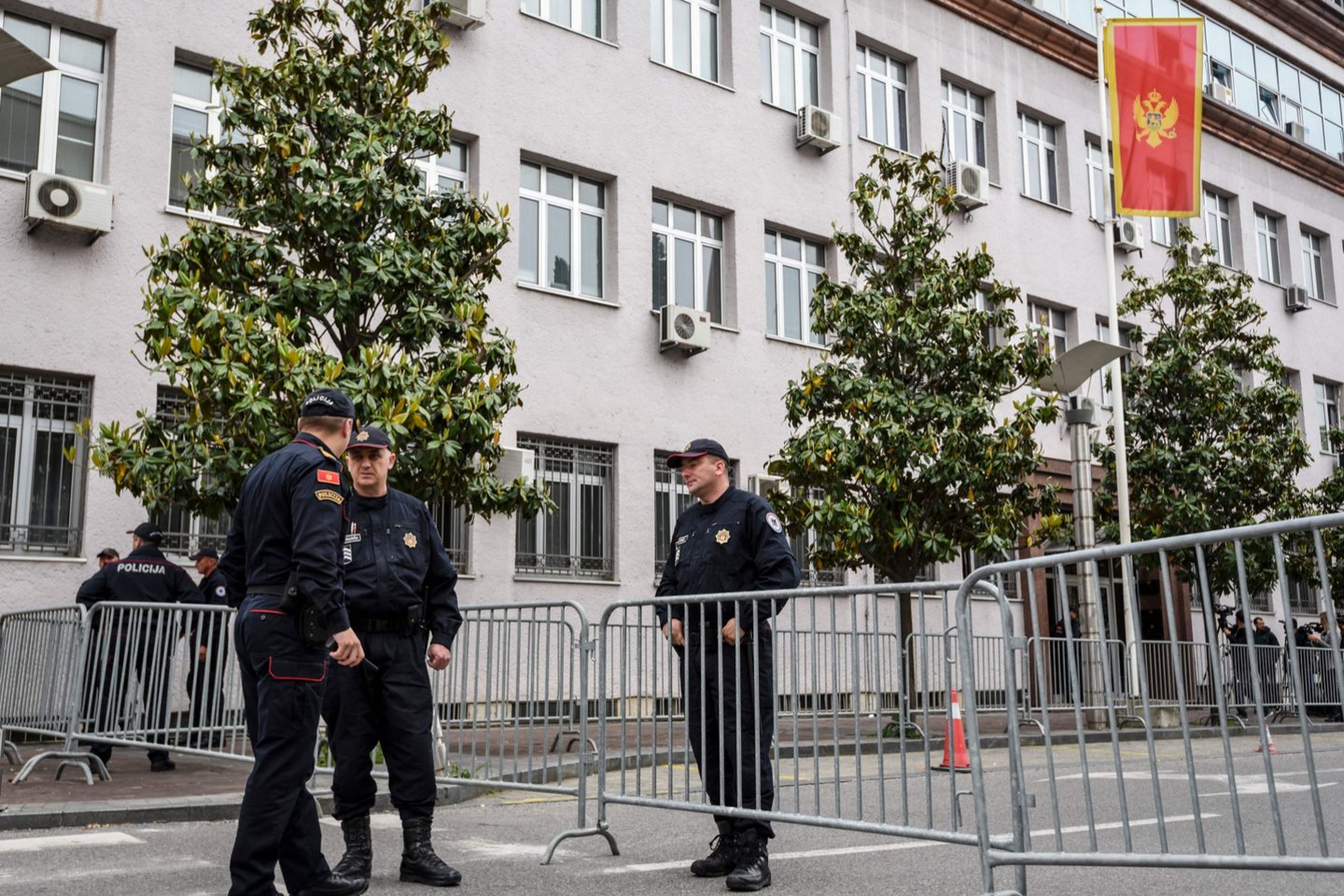 Juodkalnijos pareigūnai saugo teismo pastatą Podgoricoje.<br>AFP/Scanpix nuotr.
