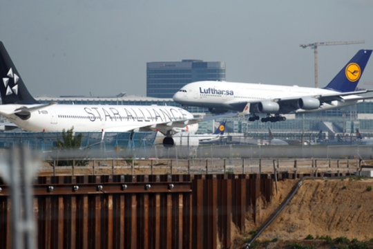 Dėl pastebėto drono buvo valandai paralyžiuotas Frankfurto oro uosto darbas