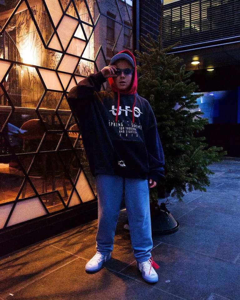  Ivanas, žinomas „Instagram“ kaip „thegoldenfly“, mielai demonstruoja dizainerių sportbačius.  <br> Instagram nuotr.