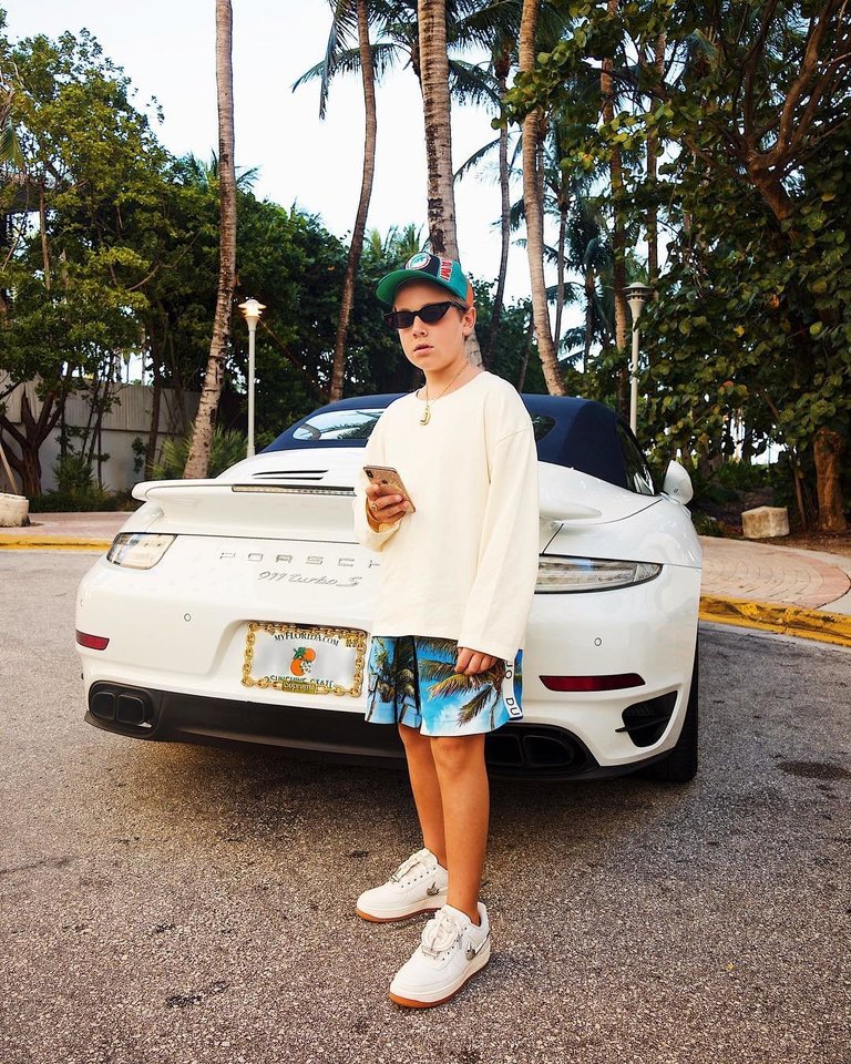 Ivanas, žinomas „Instagram“ kaip „thegoldenfly“, mielai demonstruoja dizainerių sportbačius.  <br> Instagram nuotr.