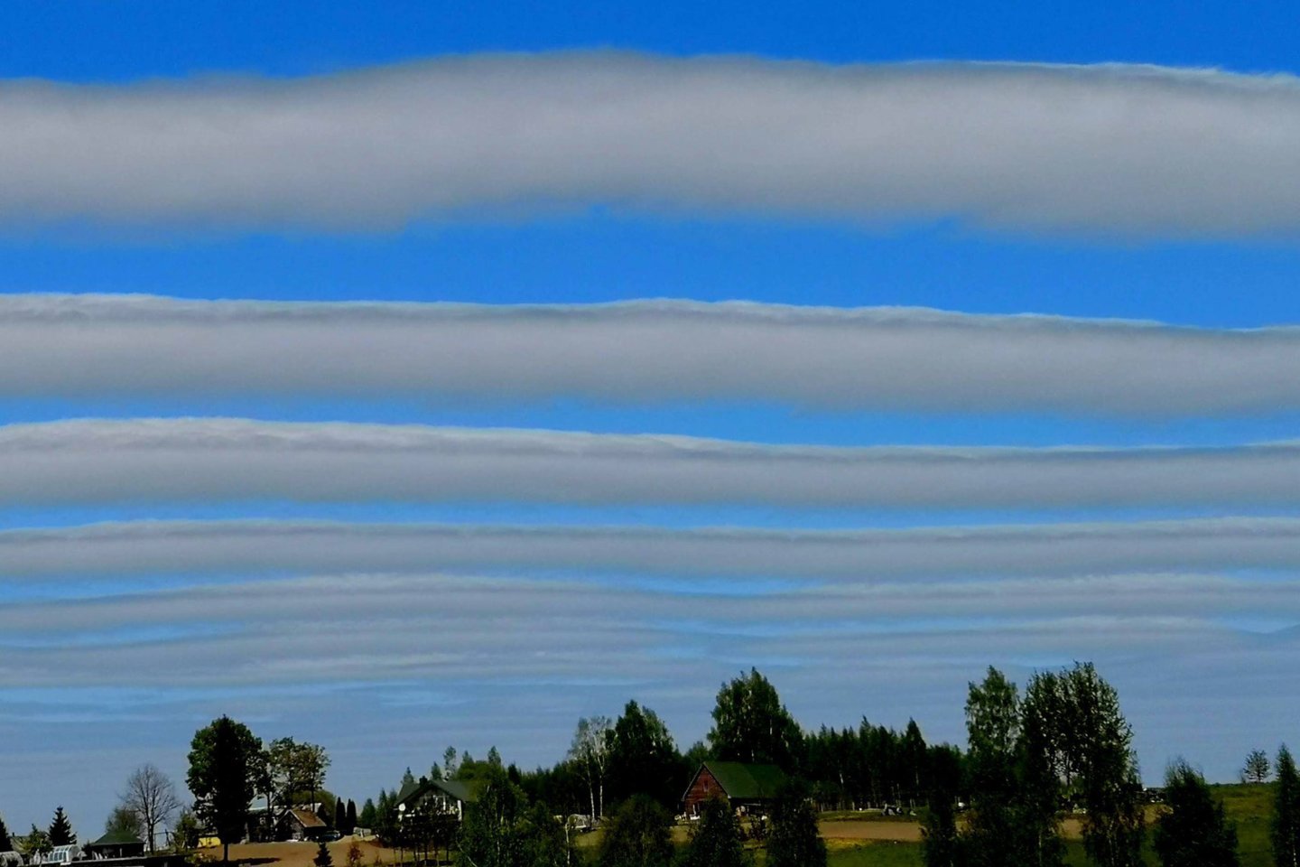 Dangų Utenos rajone papuošė įspūdingos debesų juostos.<br> E. Kušleikienės nuotr.