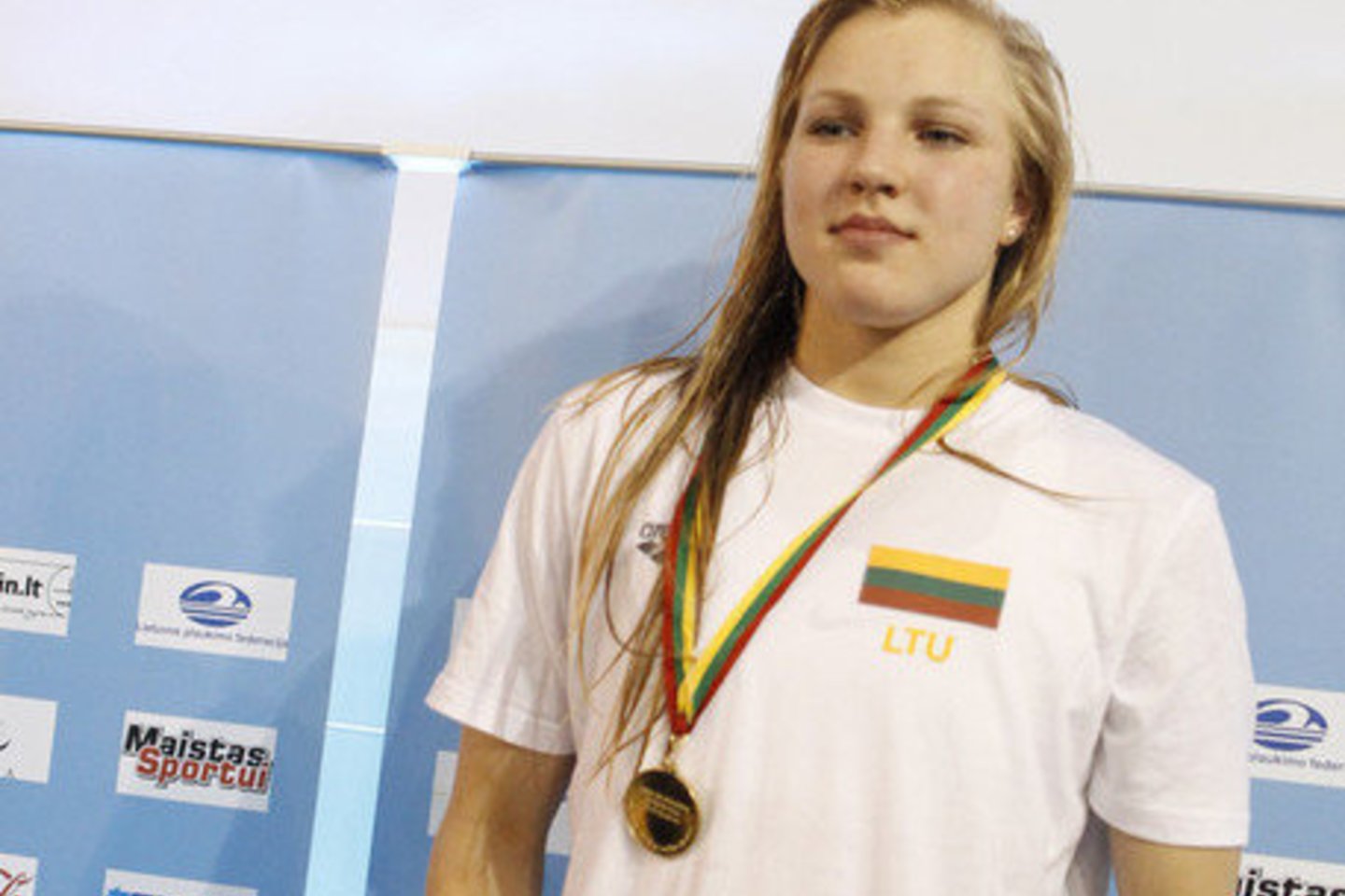 Olimpinė ir pasaulio čempionė plaukikė Rūta Meilutytė net būdama toli nuo tėvynės svarbių Lietuvai datų nepamiršta.<br>M. Kulbis