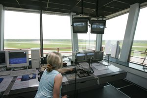 Akimirka iki katastrofos: dėl pervargusio dispečerio virš Lietuvos galėjo susidurti trys lėktuvai