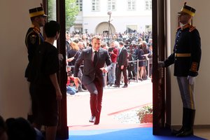 Per dvejus metus E. Macrono reitingas krito perpus, bet liko aukštesnis nei pirmtako