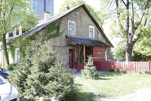 Lentelė meluoja praeiviams apie kalbininką Joną Jablonskį