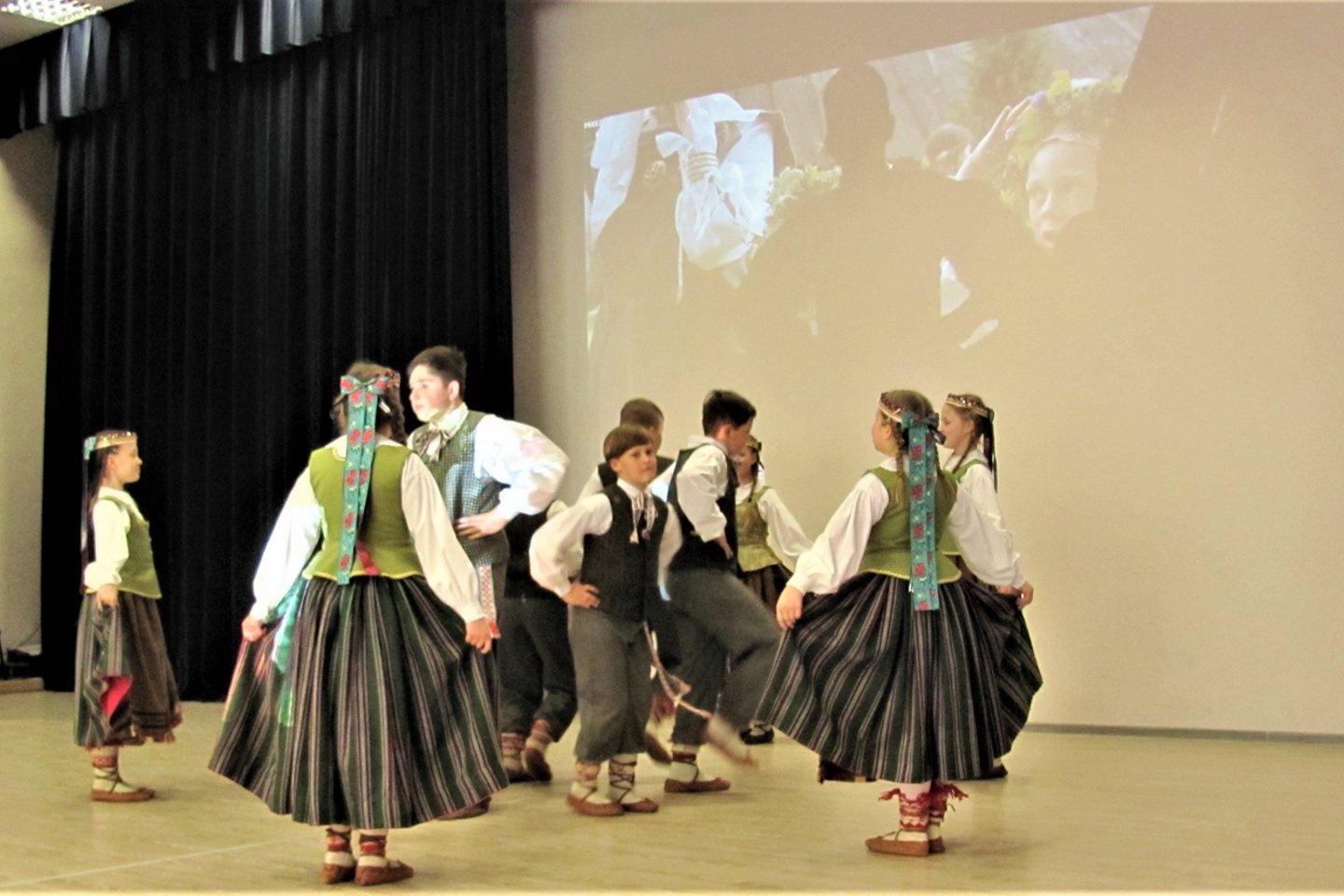  Domeikavos gimnazijoje penktadienį surengtas 6-asis pakaunės krašto moksleivių etninės kultūros konkursas. <br> Kauno rajono savivaldybės nuotr.