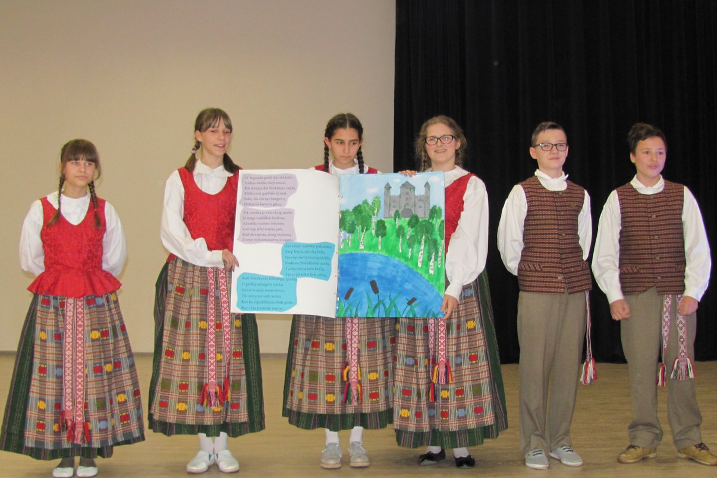 Domeikavos gimnazijoje penktadienį surengtas 6-asis pakaunės krašto moksleivių etninės kultūros konkursas. <br> Kauno rajono savivaldybės nuotr.