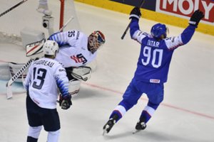 Neįtikėtina: šeimininkė Slovakija sutriuškino favoritais laikytus JAV ledo ritulininkus, krito ir muštynes sukėlę švedai