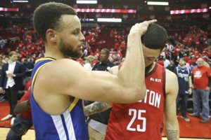 Taškų per du kėlinius nepelnęs „Warriors“ lyderis S. Curry galiausiai pribaigė „Rockets“
