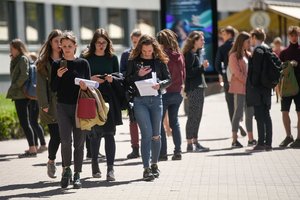 Abiturientai laiko anglų kalbos egzamino klausymo, skaitymo ir rašymo dalį