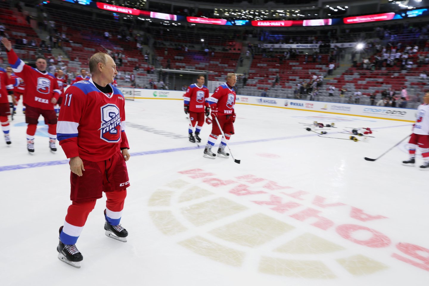 V.Putinas sudalyvavo ledo ritulio rungtynėse ir pelnė net 10 įvarčių<br> Scanpix.com nuotr.