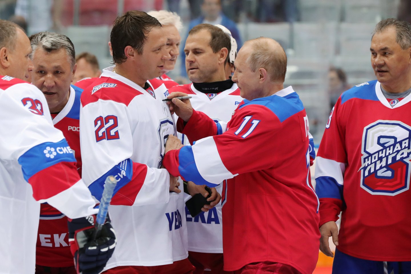 V.Putinas sudalyvavo ledo ritulio rungtynėse ir pelnė net 10 įvarčių<br> Scanpix.com nuotr.