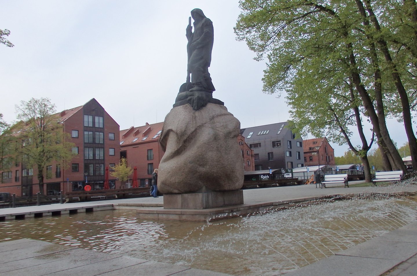 Fontanai veikia prie Anikės skulptūros Teatro aikštėje, Debreceno, Pempininkų ir Karlskronos aikštėse bei prie Žvejo paminklo šalia Rotušės.<br>LR nuotr.