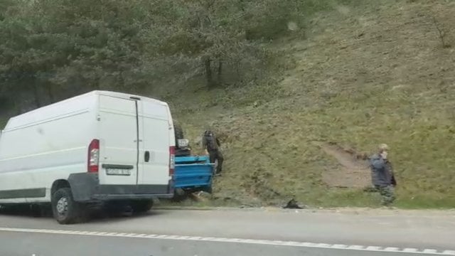 Vaizdai iš įvykio vietos: kelyje Vilnius-Kaunas susidūrė mikroautobusas ir sunkvežimis
