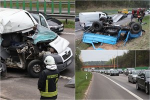 Didelė avarija kelyje Vilnius-Kaunas: yra sužeistų, sunkvežimis apvirto