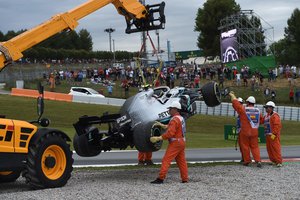 Dėl avarijos ankščiau laiko sustabdytoje treniruotėje geriausiai važiavo L. Hamiltonas