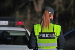 Greitkelyje Vilnius-Kaunas antra avarija toje pačioje vietoje: BMW susidūrė su sunkvežimiu