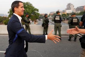 J. Guaido prašo užmegzti santykius su JAV kariškiais