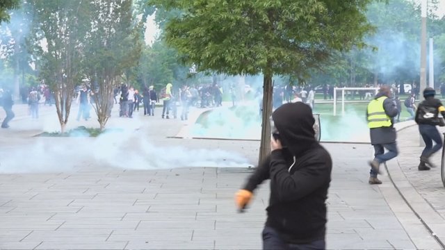 Protestai Prancūzijoje nesiliauja, panaudotos ir ašarinės dujos
