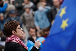 A. Merkel pasirinkta politinė įpėdinė sako iki 2021-ųjų aukščiausio posto nesieksianti