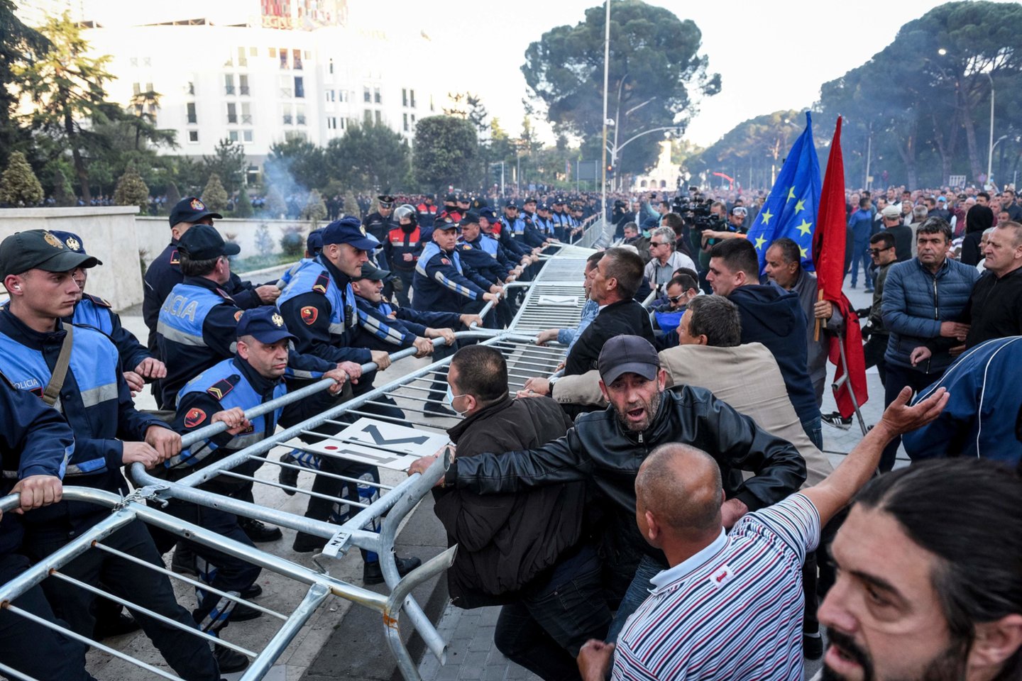 Tiranoje – opozicijos protestų banga.<br>Scanpix/AFP nuotr.