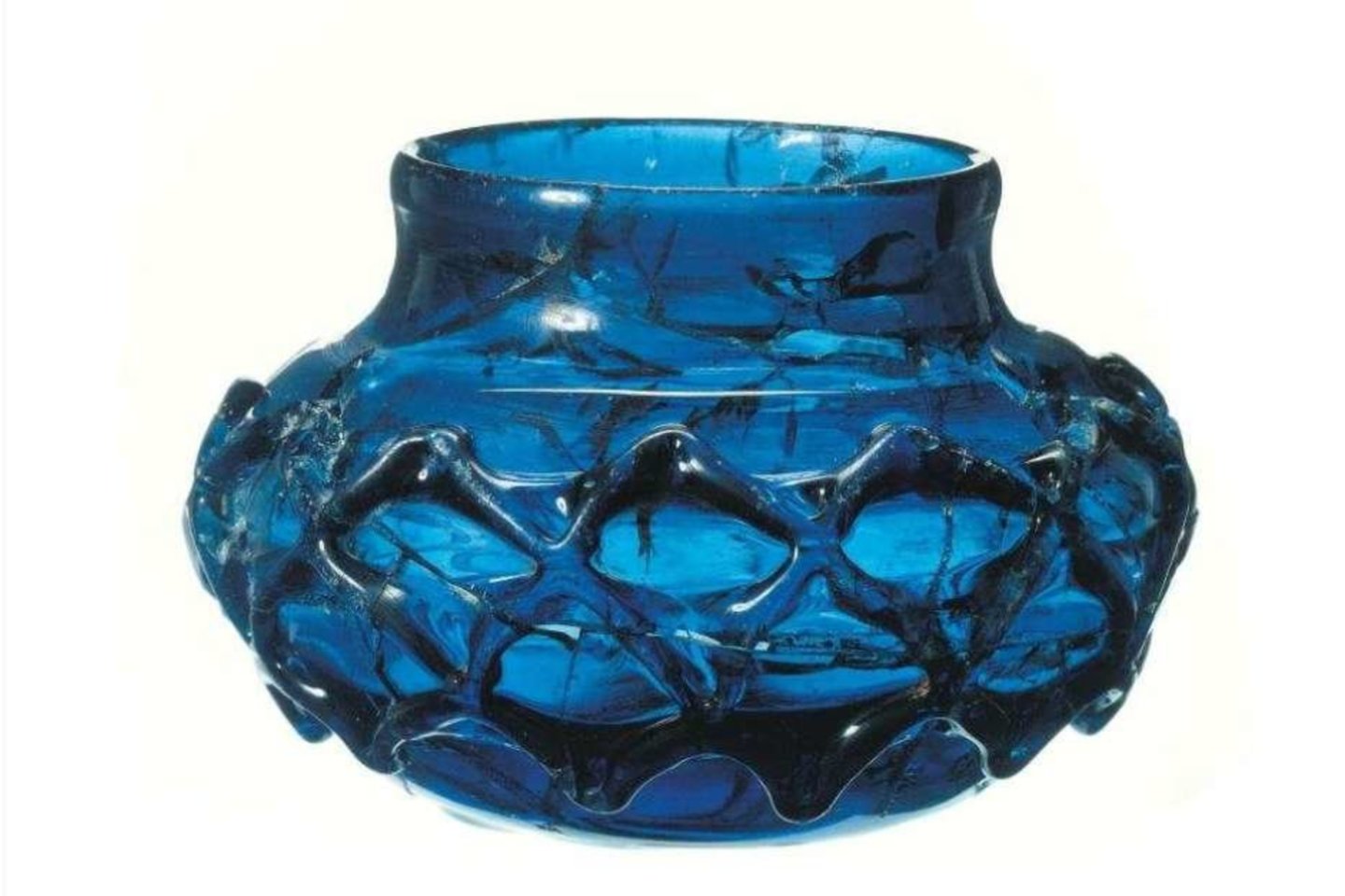  Viena iš divejų rastų itin retų mėlynojo stiklo stiklinių.<br>  Londono Archeologijos muziejaus nuotr.