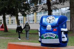 Skurdžiai gyvenantys vaikai į pirmąją klasę žengs aprūpinti