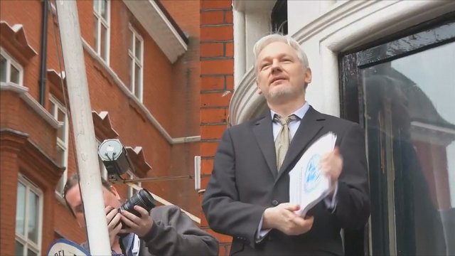 Julianą Assange‘ą pasivijo nemalonumai – kaltinamas išžaginimu