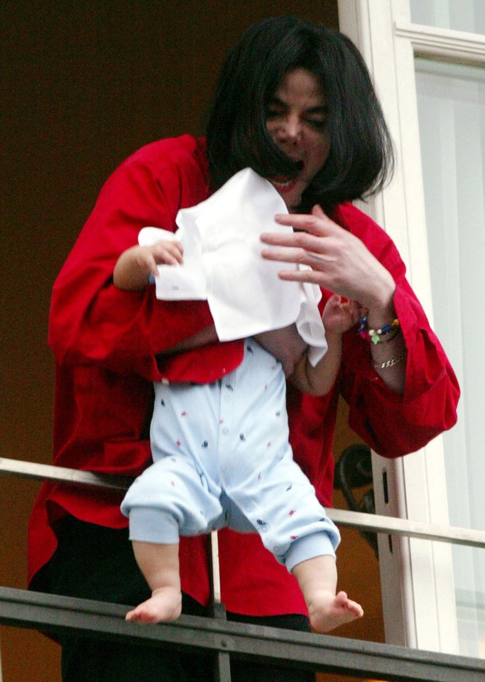 Michaelis Jacksonas 2002 m. vos neišmetė sūnaus Blanketo per langą. <br>Scanpix nuotr. 