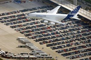 Gigantiškų orlaivių epochos pabaigos pradžia: pirmieji „Airbus A380“  keliauja į metalo laužą