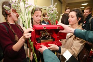 Prestižinis Auksinis liūtas ir jį pelnę menininkai sutikti su gėlėmis ir dovanomis