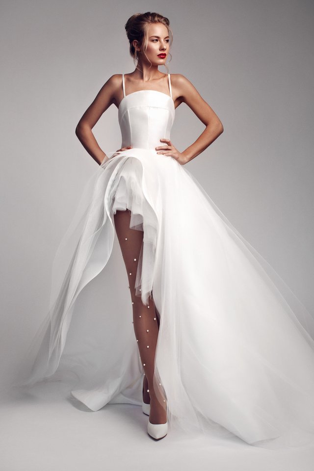 Vestuvinių suknelių kūrėja Raimonda Silė pristatė naujausią suknelių kolekciją „Perlas“.<br>N.Koinovos nuotr.  
