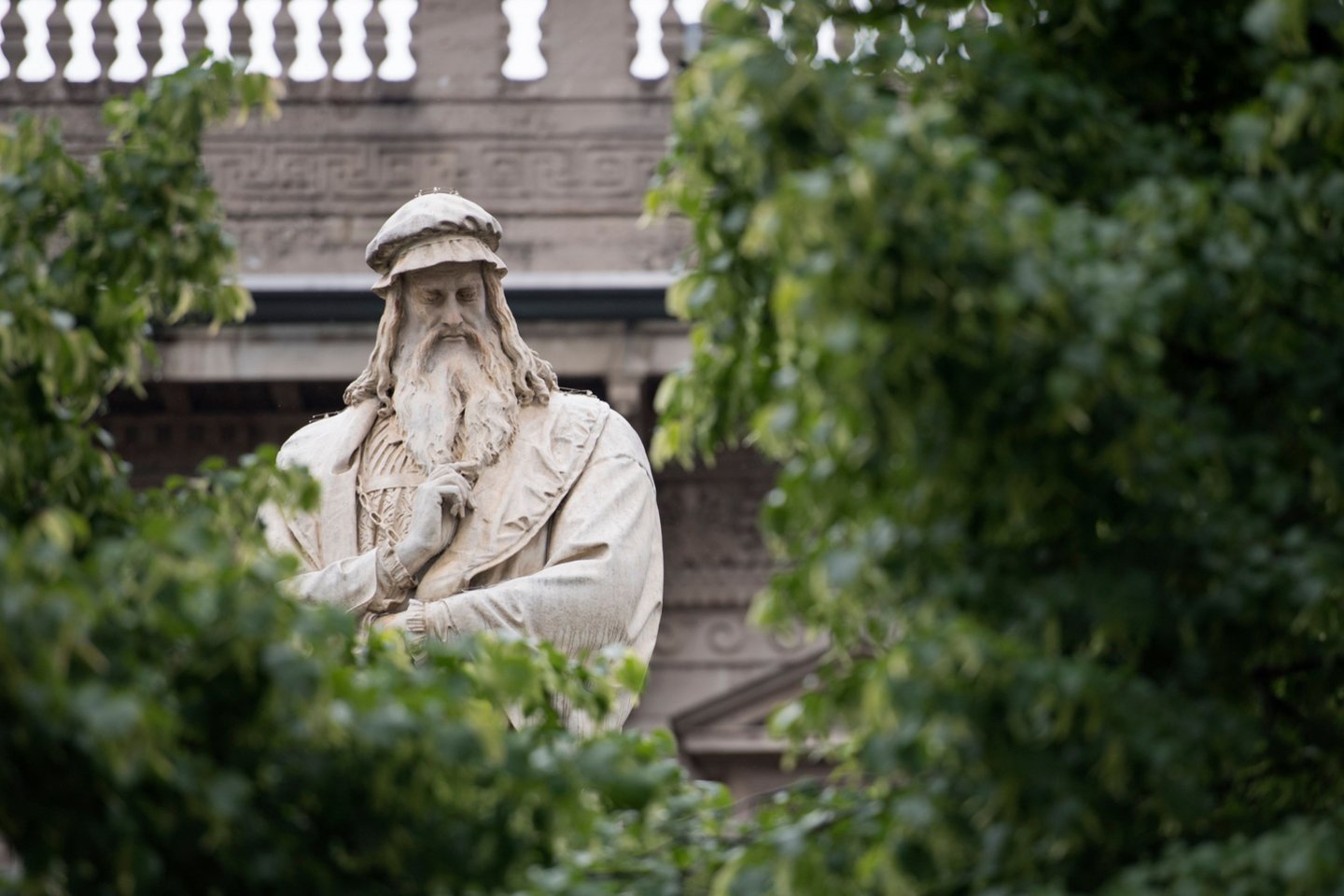 Italo Pietro Magni skulptūra Milane, vaizduojanti L.da Vinci.<br>AFP/Scanpix nuotr.