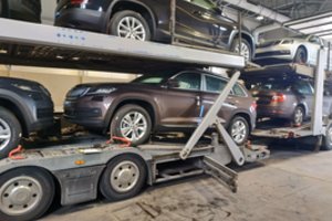 Kontrabandininkai tobulėja: sulaikytas sunkvežimis-automobilvežis su bene 4 tūkst. cigarečių pakelių