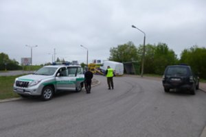 Tarptautinių patrulių sulaikytas tariamai vogtas mikroautobusas