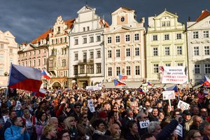 Prahoje tūkstančiai žmonių protestavo žadėdami neleisti premjerui išsisukti nuo teisingumo
