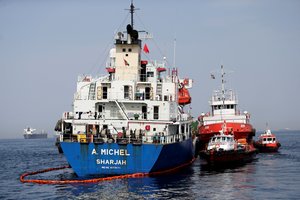 Palydovinės nuotraukos patvirtina naftos nuotėkį per „sabotažą“ prie JAE krantų