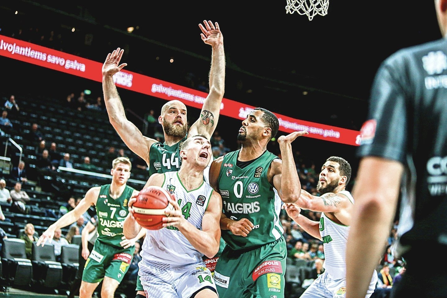 „Žalgiris“ pradeda ketvirtfinalio kovą su „Dzūkija“.