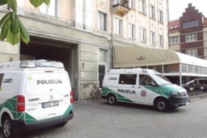 Kraupus vaizdas miesto centre: į darbą skubėjęs vyras rado kraujo klane gulintį žmogų