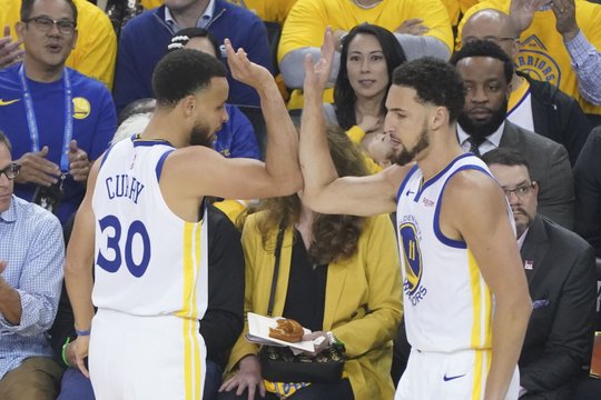 S. Curry tritaškių lietus leido „Warriors“ pergalingai startuoti konferencijos finale