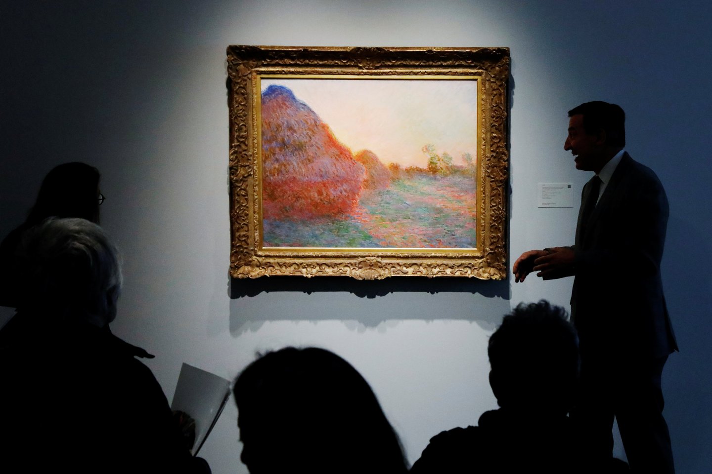 Claude'o Monet paveikslas iš jo šieno stirtų serijos antradienį Niujorko aukcione buvo parduotas už 110,7 mln. dolerių (98,8 mln. eurų) sumą.
