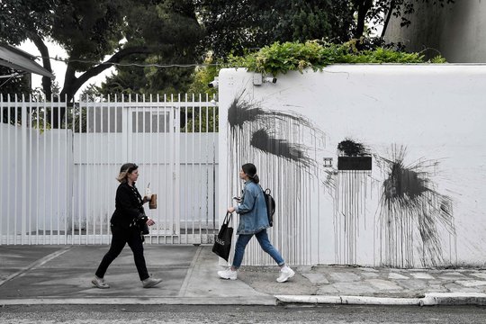 Graikijoje anarchistai dažais aplaistė JAV ambasadoriaus rezidenciją