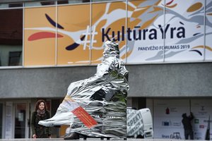 Keistai supakuotos Panevėžio skulptūros kviečia permąstyti kultūros svarbą
