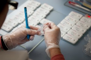 Uždraudė įpareigoti tėvus atlikti vaikų DNR ekspertizę