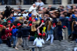 Popiežius papamobiliu pavėžino pabėgėlių vaikus