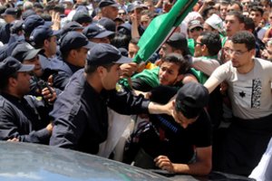 Alžyre per protestą sužeisti 24 policijos pareigūnai
