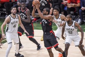 Ketvirtame kėlinyje Torontą daužęs „Bucks“ finalus pradėjo pergale